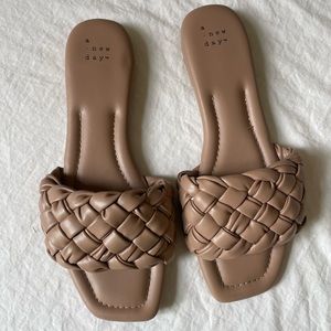 Like new universal thread slide sandals size 8